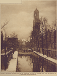 870312 Gezicht over Oudegracht op de Gaardbrug te Utrecht, in een besneeuwde omgeving, vanaf de Hamburgerbrug, met op ...
